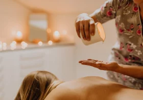 Przedstawiamy świece do masażu: Czym są, jak ich używać i dlaczego powinieneś je mieć